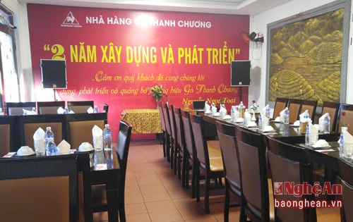 Không gian của nhà hàng sang trọng nhưng không kém phần dân dã, gần gũi. 