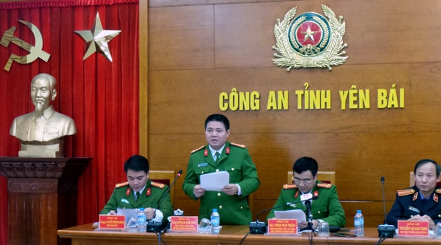 Trung tá Phạm Anh Sơn (người đứng) công bố kết quả điều tra chính thức vụ nổ súng sát hại Bí thư, Chủ tịch HĐND tỉnh Yên Bái. 