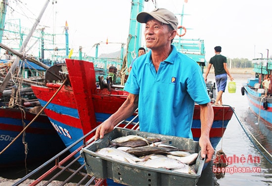 Ngư dân với niềm vui trúng lộc biển đầu năm.