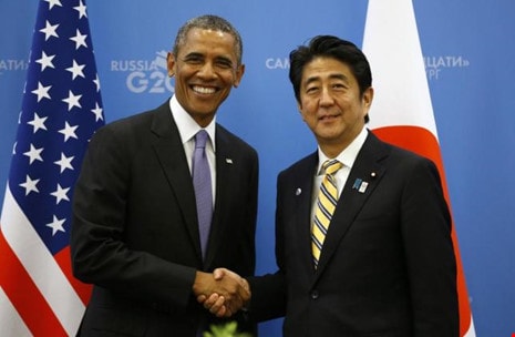 Thủ tướng Nhật Shinzo Abe (phải) sẽ trở thành thủ tướng đương nhiệm đầu tiên thăm Trân Châu Cảng. Cùng đi với ông là Tổng thống Mỹ Obama. Ảnh: GETTY IMAGES