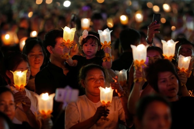 Người dân Thái Lan thắp nến để cầu nguyện ở Bangkok. Ảnh: Reuters