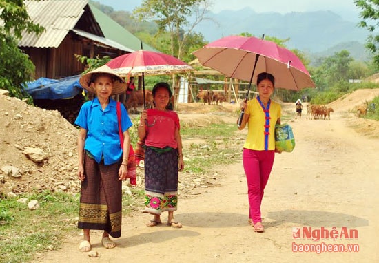 Niềm vui của bà con xã Nhôn Mai (Tương Dương) khi con đường Tây Nghệ An thông tuyến. Ảnh: Công Kiên.