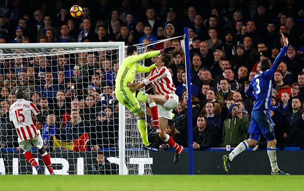 Hàng thủ lỏng lẻo của Chelsea khiến Courtois nhiều phen vất vả và phải lĩnh hai bàn thua trước Stoke City. Ảnh: Reuters.