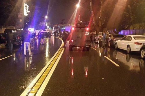 Cảnh sát bên ngoài hộp đêm Reina ở khu Besiktas của thành phố Istanbul. 