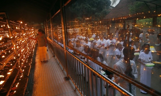 Lễ cầu nguyện tại một ngôi chùa Phật giáo trong đêm giao thừa ở thủ đô Colombo, Sri Lanka. Ảnh: AP