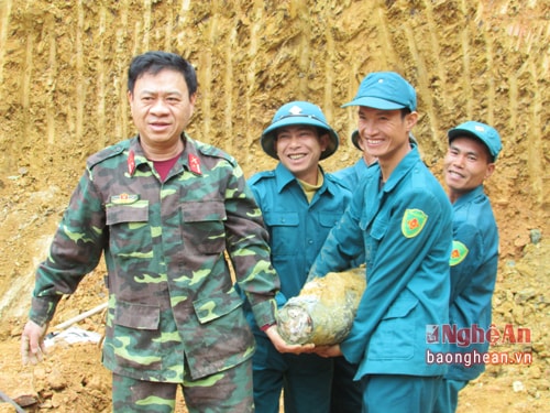 Qủa bom sau khi được đào xong. 