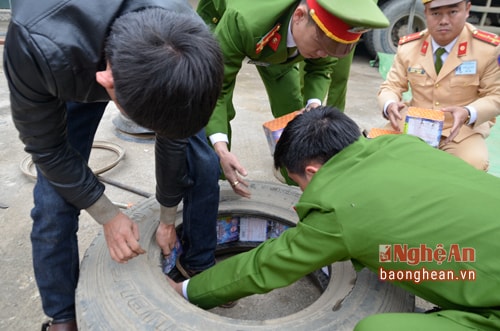 Pháo các loại được giấu trong lốp ô tô. Ảnh: Anh Tuấn