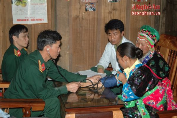 Thăm khám và chăm sóc sức khỏe cho bà con nhân dân xã Mường Ải (Kỳ Sơn).