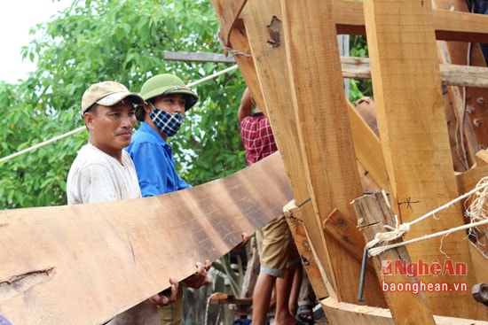 Công đoạn lắp ghép vỏ tàu, đây là công đoạn đòi hỏi kỹ thuật và kinh nghiệm cao của công nhân.