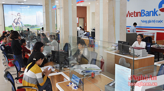 Khách hàng giao dịch tại Hội sở ngân hàng Vietinbank.