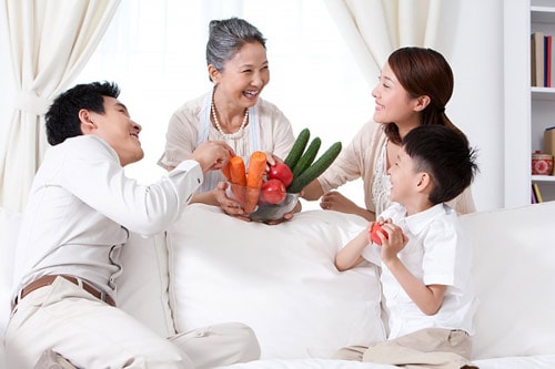 Đàn ông có hiếu với bố mẹ cũng đồng nghĩa với việc họ rất coi trọng gia đình mình. Ảnh minh họa.