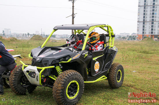 Chiếc xe mô tô  Can-am utv maverick r1000 turbo. Đây là chiếc xe duy nhất tại Việt Nam hiện nay. Xe do hãng Can-am nổi tiếng sản xuất, chiếc xe được trang bị động cơ Turbo Rotax® 1000R V-Twin  976cc với 101 mã lực, là động cơ side-by-side mạnh nhất của Can-Am, động cơ được làm mát bằng dung dịch. Xe cao 183,4 cm, rộng 152,4cm; dài 301,7cm.