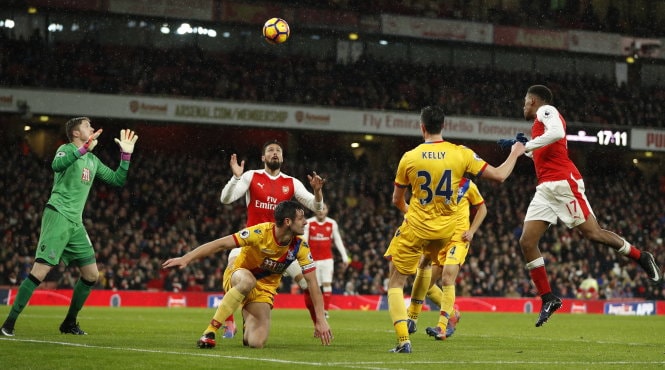 ​Giroud lập siêu phẩm, Arsenal hạ Crystal Palace vào tốp 3
