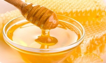 Mật ong có tính kháng khuẩn nên giúp giảm sâu răng hiệu quả. 