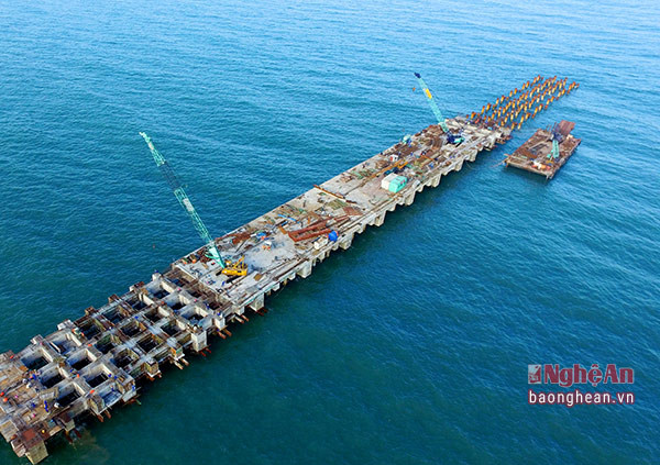 Cầu cảng Nghi Thiết (Nghi Lộc- Nghệ An) dài 2.000 m đang được đẩy nhanh tiến độ.   