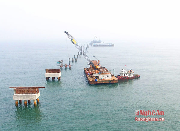 Vùng biển Nghi Thiết có độ sâu tự nhiên 9m, khi hoàn thành, Cảng Nghi Thiết phục vụ cho tàu trên 7 vạn tấn ra vào bốc xếp hàng hóa. Bước đầu sẽ phục vụ xuất khẩu xi măng và Clinker của Nhà máy xi măng Sông Lam, về lâu dài cảng được nâng cấp thành cảng quốc tế cho cả vùng Bắc Trung bộ. 