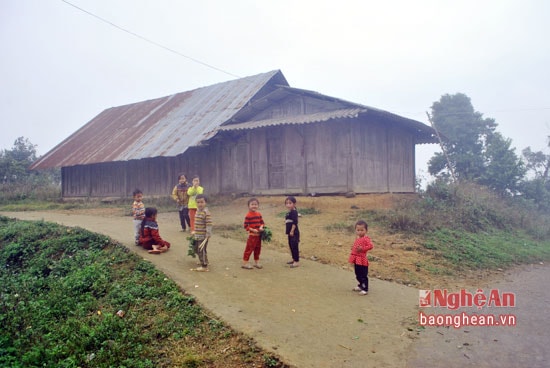 Người lớn đều đang lo cuộc mưu sinh, chỉ có trẻ nhỏ là có ngày nghỉ lễ.