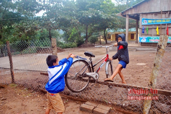 Lần đầu tiên trong đời, trẻ em bản Xằng Trên tập đi xe đạp.