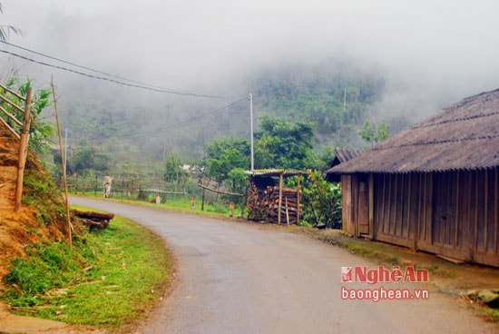 Bản người Mông Phà Bún trên chon von trên chóp núi như vắng lặng hơn trong ngày nghỉ lễ.