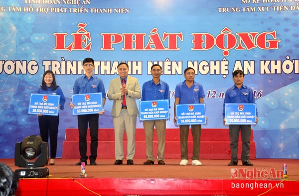 Trao hỗ trợ cho mô hình thanh niên đã khởi nghiệp. Ảnh Thành Duy
