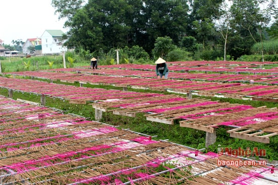 Làng Liên Đức sản xuất hương quanh năm, nhưng dịp cuối năm hoạt động tấp nập hơn. Bắt đầu manh nha sản xuất cách nay chừng 15 năm và được UBND tỉnh công nhận là làng nghề từ năm 2010.