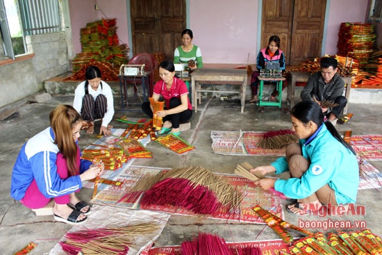  Làm hương đã đem lại công việc thường xuyên cho hàng chục lao động với thu nhập từ 2,5 đến 3 triệu đồng/tháng.  Một số gia đình đã nghỉ hẳn chuyện trồng trọt chuyển sang làm hương. Tính ra mỗi năm, nghề hương cũng đem lại cho làng tiền tỷ.