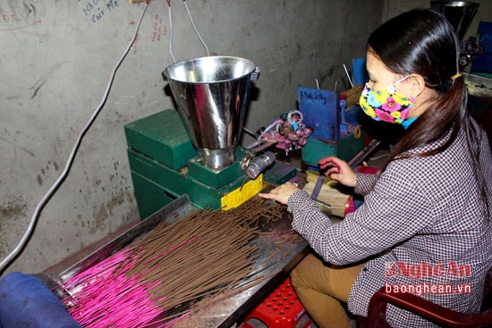 Hiện trong làng có hơn 30 hộ sản xuất hương. Do công việc làm hương  không quá nặng nhọc nên mọi người đều có thể tham gia. Ngày trước làm hương thủ công, nay chủ yếu làm bằng máy nên chất lượng sản phẩm cũng như năng suất lao động đều tăng gấp nhiều lần. 