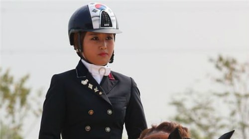 Chung Yoo-ra được cho là được hưởng một loạt đặc quyền bất minh trong thể thao và giáo dục nhờ mối quan hệ của mẹ mình với tổng thống Hàn Quốc.