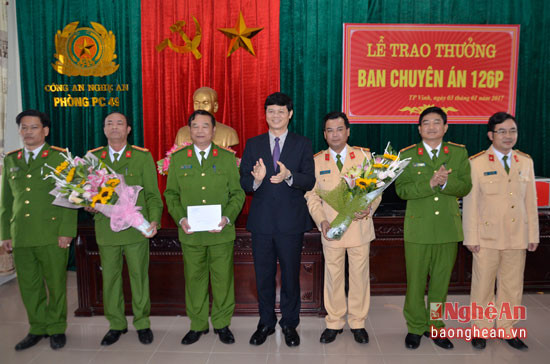 Đồng chí Nguyễn Xuân Đại tặng hoa và trao thưởng ban chuyên án.
