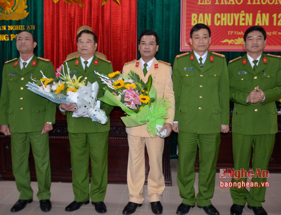 Đồng chí Nguyễn Mạnh Hùng tặng hoa và trao thưởng Ban chuyên án. 