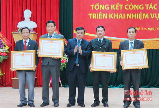 Thừa uỷ quyền, Phó chủ tịch UBND tỉnh Huỳnh Thanh Điền trao bằng khen của Chính phủ cho các cá nhân có nhiều thành tích xuất sắc trong công tác.