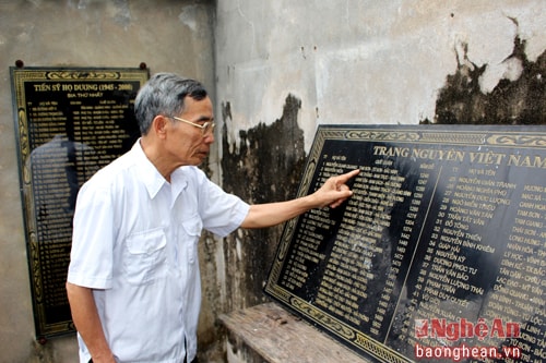 Ông Hiệu và bia trạng nguyên, tiến sĩ do ông khởi dựng.