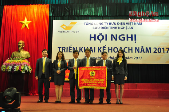 Đồng chí Chu Quang Hào - Phó Tổng Giám đốc Bưu điện Việt Nam trao Cờ thi đua của Tổng Liên đoàn Lao động Việt Nam cho Công đoàn Bưu điện tỉnh Nghệ An