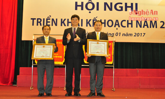 Trao Bằng khen của Chủ tịch UBND tỉnh cho Bưu điện huyện Con Cuông và Bưu điện Thị xã Hoàng Mai