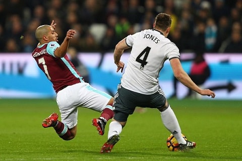 Pha bóng khiến tiền vệ Sofiane Feghouli của West Ham nhận thẻ đỏ trực tiếp của trọng tài Mike Dean.