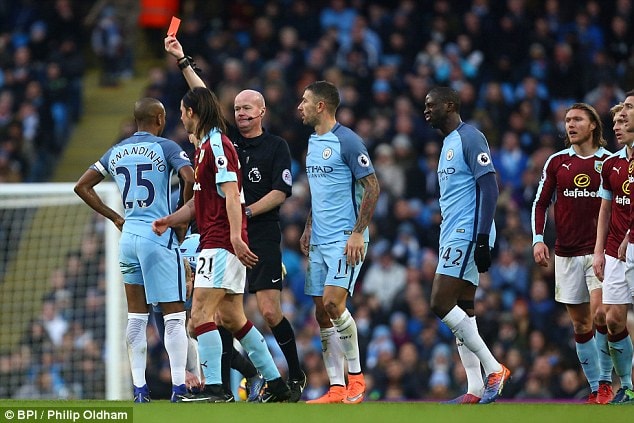 Fernandinho (trái) nhận thẻ đỏ sau pha vào bóng ác ý với Johann Berg của Burnley.