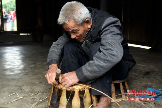 Công việc đan lát thường được thực hiện vào những ngày nông nhàn. Trong đó sản phẩm chủ yếu của người Khơ mú là ghế mây. Mỗi chiếc ghế được làm trong vòng 3 - 5 ngày và bán với giá 100 nghìn/chiếc.