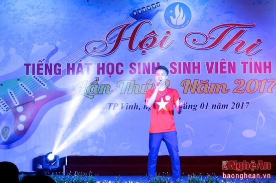 Phạm Viết Quân - Đại học Sư phạm Kỹ thuật Vinh để lại ấn tượng với BGK và người xem với ca khúc Màu hoa đỏ bởi giọng hát truyền cảm, gợi lên không khí hào hùng của dân tộc.