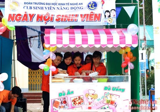 CLB Sinh viên năng động của Đại học Kinh tế tham gia ngày hội với gian hàng đồ ăn và nước uống. Tất cả tiền thu được sẽ gây quỹ ủng hộ cho chương trình Đông ấm biên cương tại bản Huồi Xuôi, xã Keng Đu, huyện Kỳ Sơn.