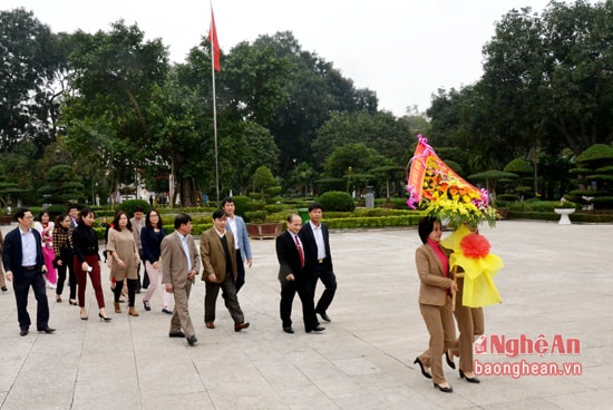 Cán bộ, công nhân viên chức Văn phòng Đoàn ĐBQH tỉnh dâng hoa tưởng niệm Chủ tịch Hồ Chí Minh tại Khu Di tích Kim Liên. Ảnh Thanh Lê.