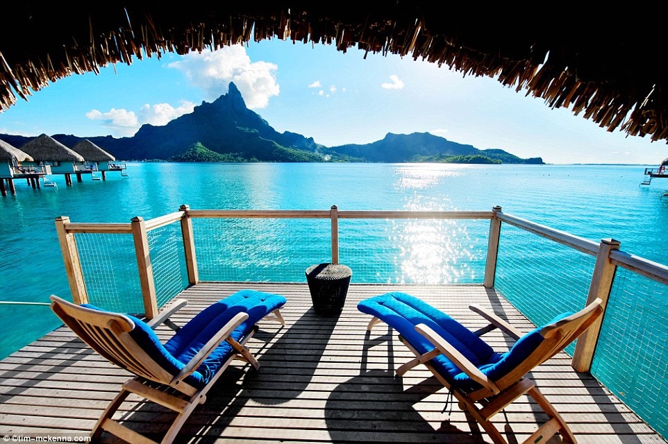 Căn nhà gỗ một tầng nhìn ra vùng biển xanh thẳm của quần đảo Bora Bora tại Polynésie thuộc Pháp.