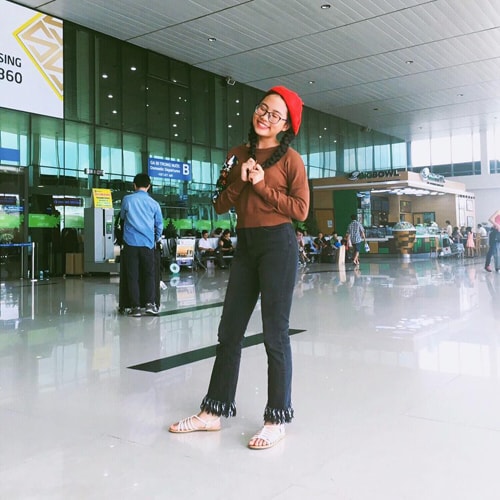 Ca sĩ nhí “khoe dáng” tại sân bay
