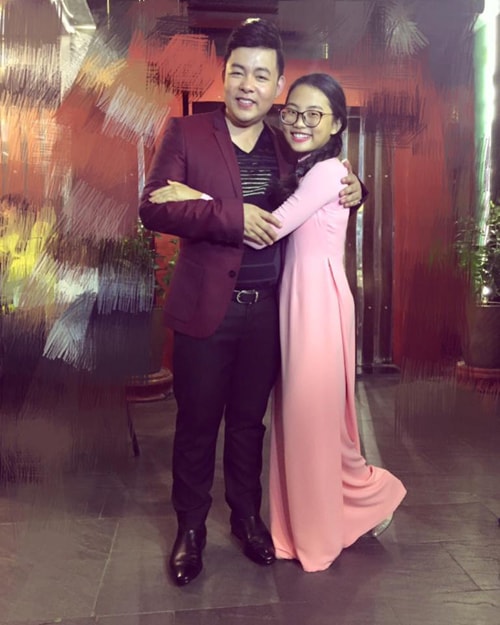 Phương Mỹ Chi đứng gần ngang với mẹ và cha nuôi Quang Lê