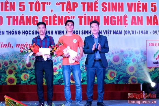 Trao phần thưởng cho cuộc thi Gian hàng Sinh viên khởi nghiệp. Gian hàng yêu thích nhất thuộc về Đại học Y khoa Vinh và Gian hàng độc đáo nhất thuộc về Đại học Kinh tế.