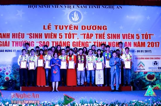 73 bông hoa Sinh viên 5 tốt và Sao tháng Giêng là những đại diện tiêu biểu cho tuổi trẻ tỉnh nhà.