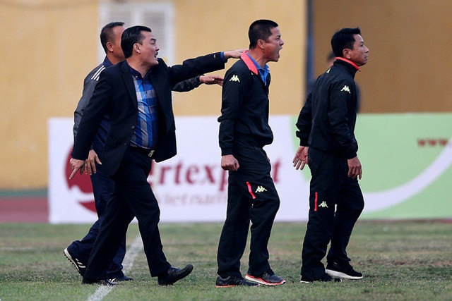 Trợ lý Văn Sỹ Sơn (đứng hàng đầu) đã phản ứng gay gắt với trọng tài ở trận tranh Siêu Cúp 2016