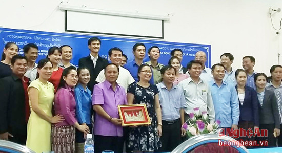 Khóa bồi dưỡng sư phạm cho các giáo viên nước Lào.