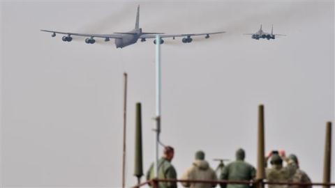 Oanh tạc cơ B-52.