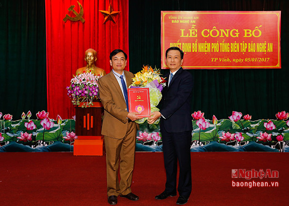 Phó Bí thư Tỉnh ủy Lê Quang Huy trao quyết định bổ nhiệm cho đồng chí Trần Hữu Nghĩa. Ảnh Đức Anh