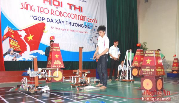 Sinh viên Trường Đại học Sư phạm Kỹ thuật Vinh tham gia Hội thi Sáng tạo Robocon năm 2016 “Góp đá xây Trường Sa”.